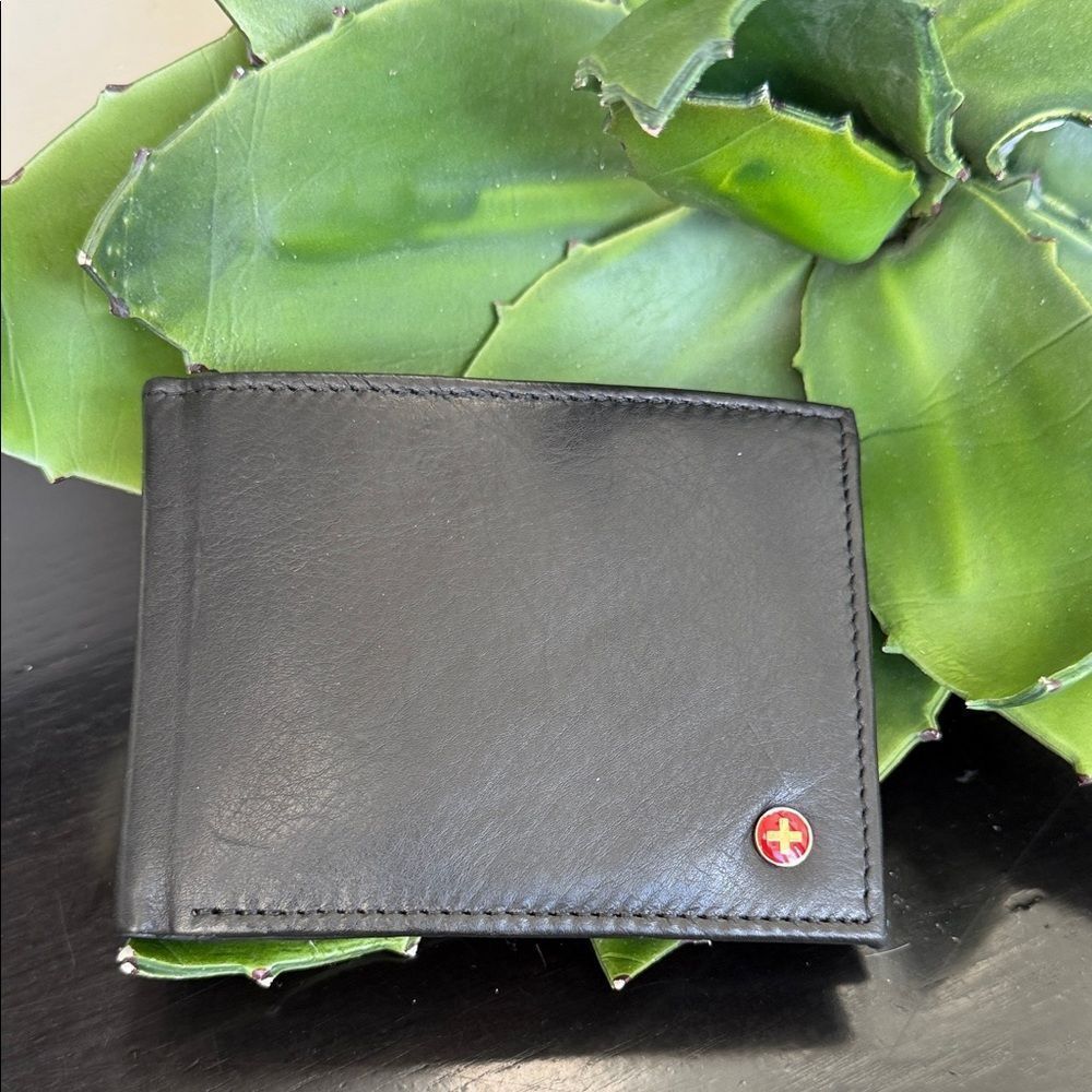 New w/tags Alpine Swiss genuine leather handcrafted, wallet, bifold great gift.